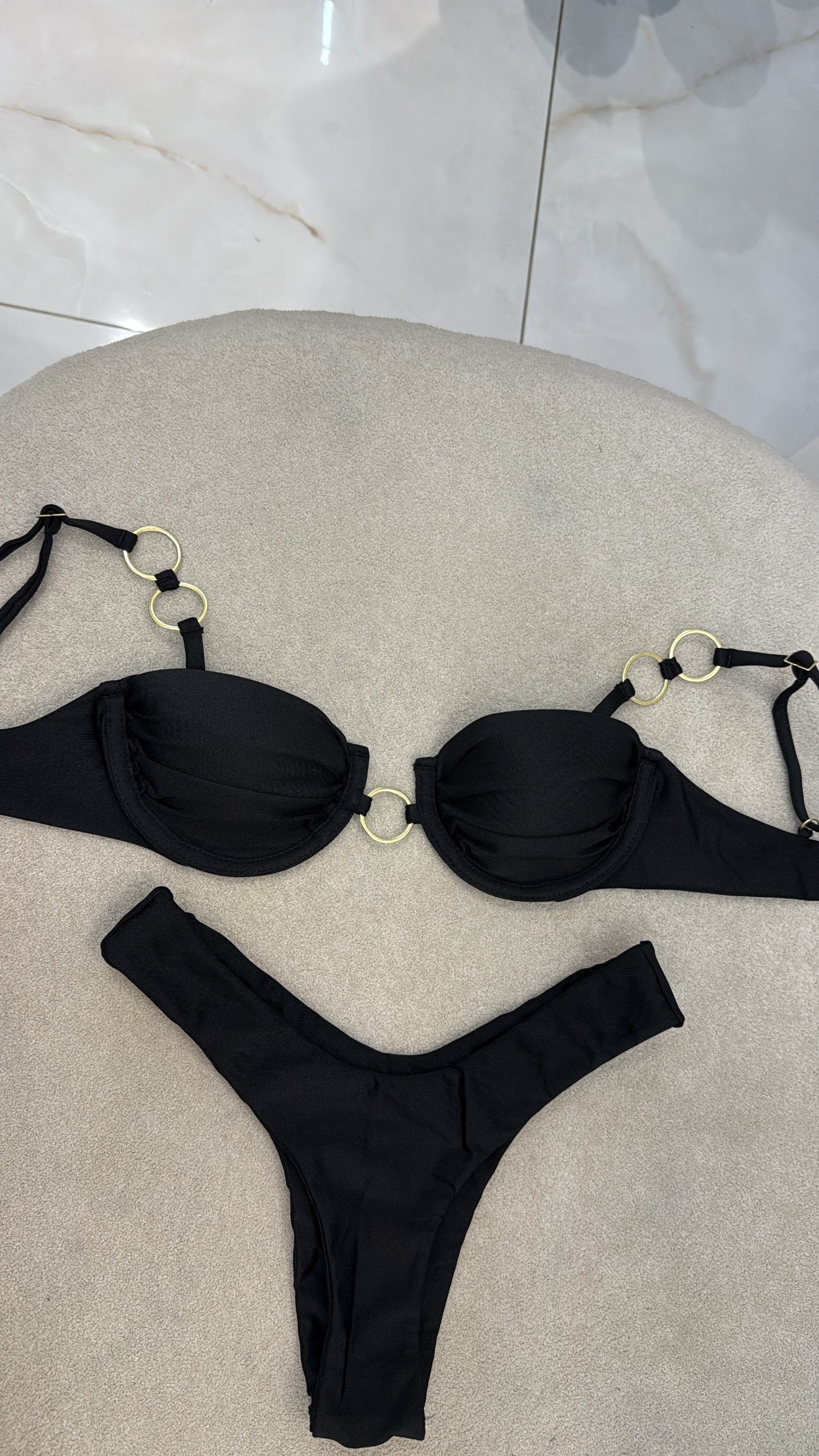 Clara Asa Delta Preto