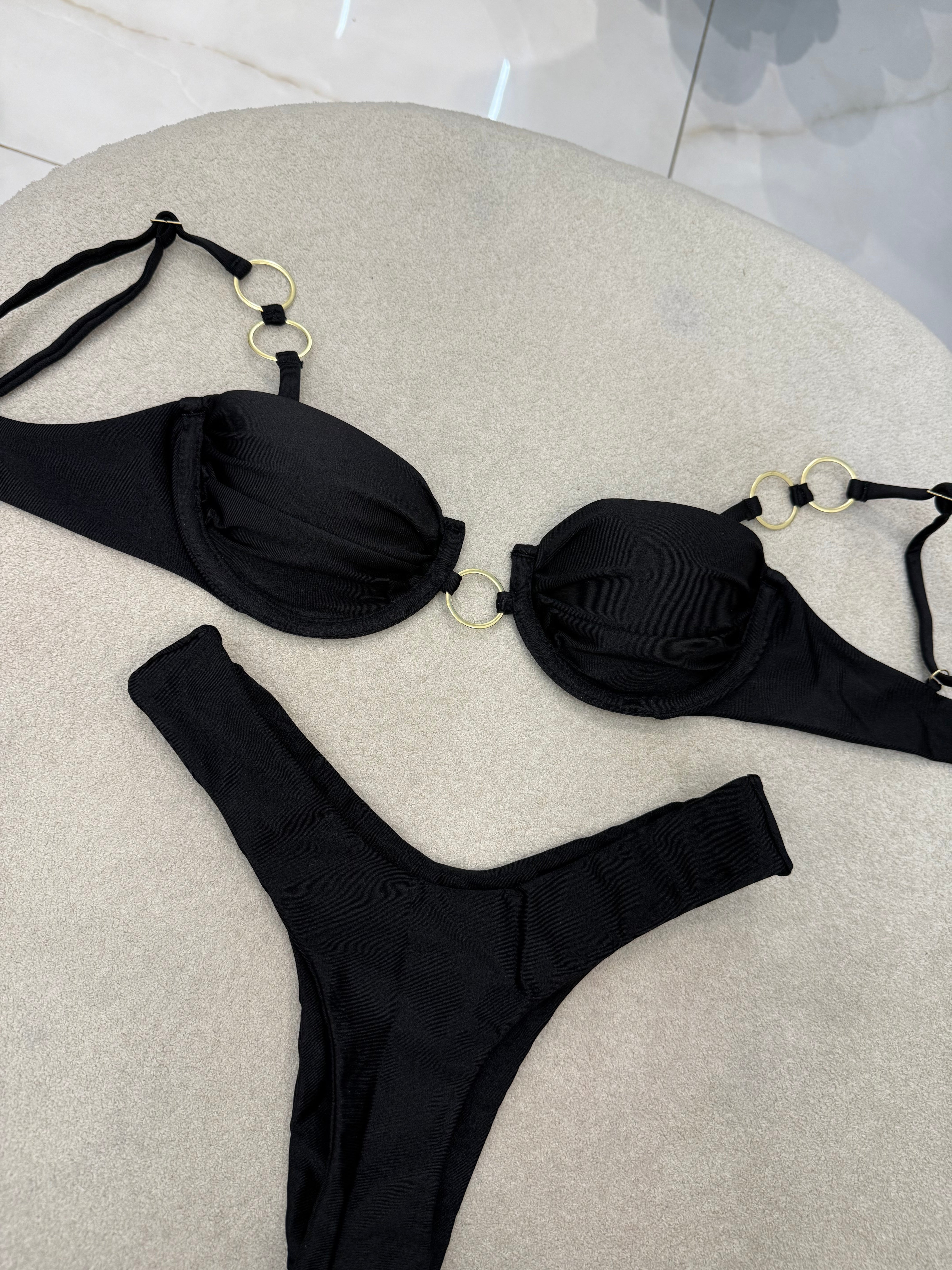 Clara Asa Delta Preto