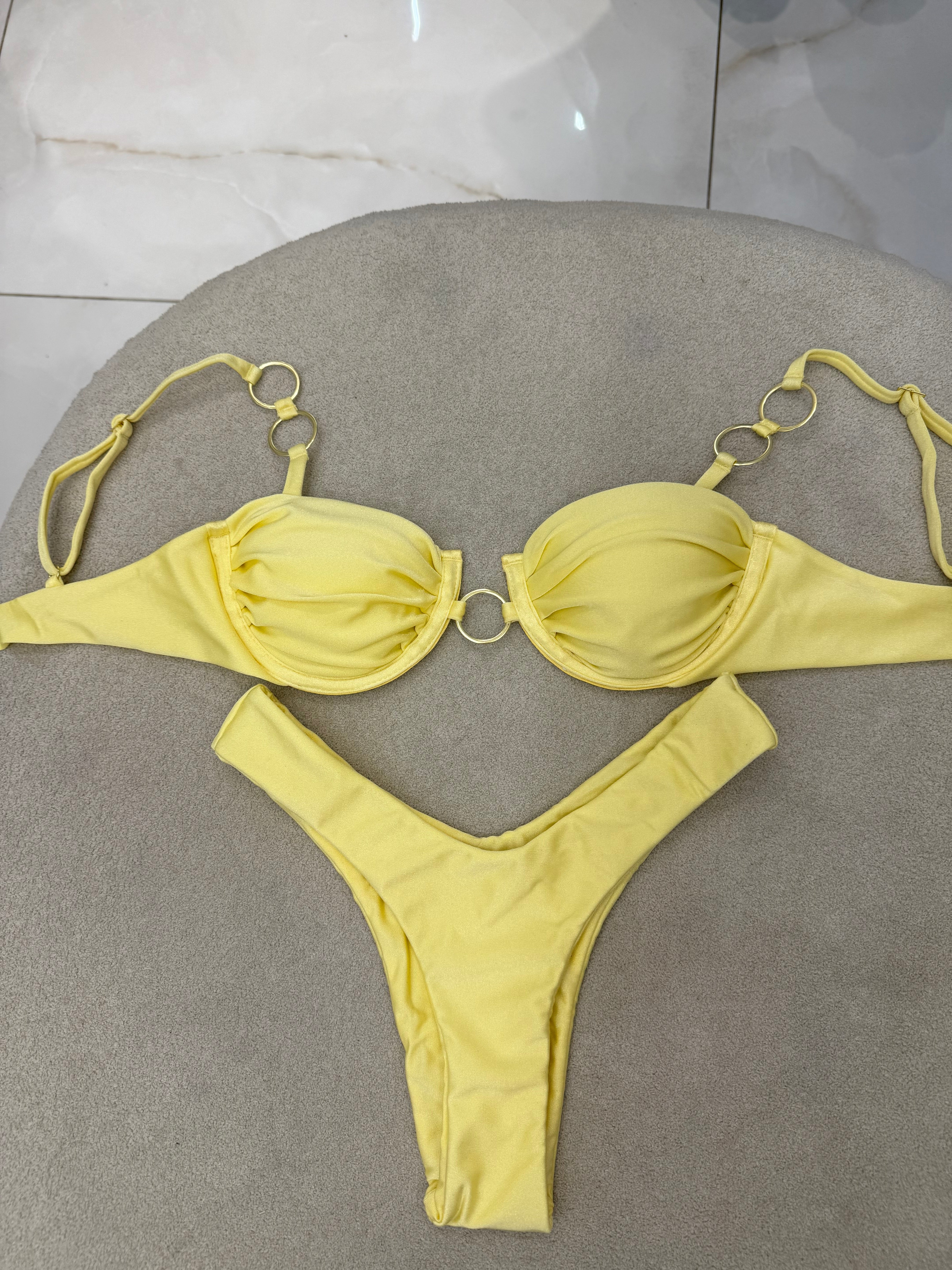 Clara Asa Delta Amarelo