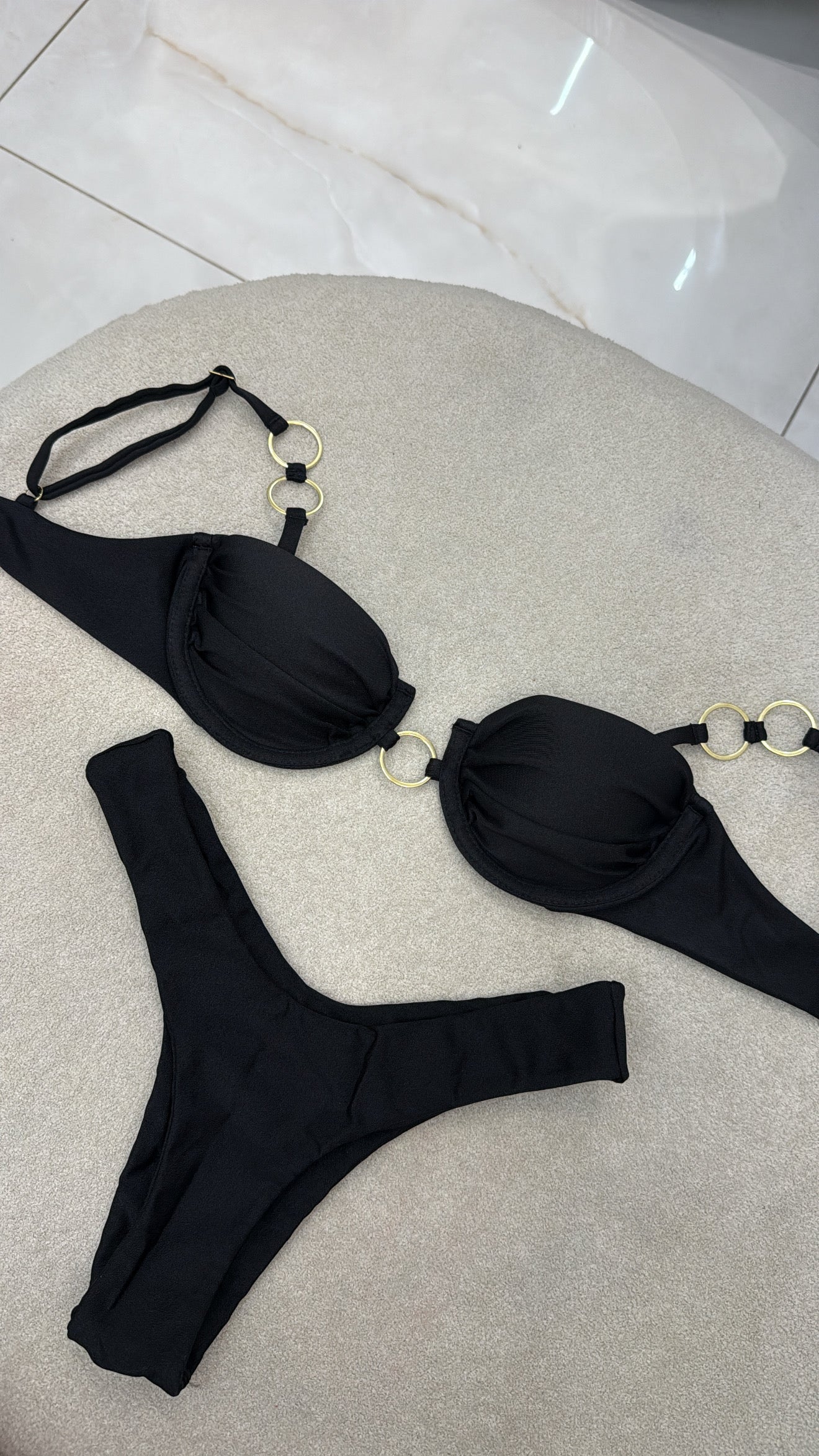 Clara Asa Delta Preto