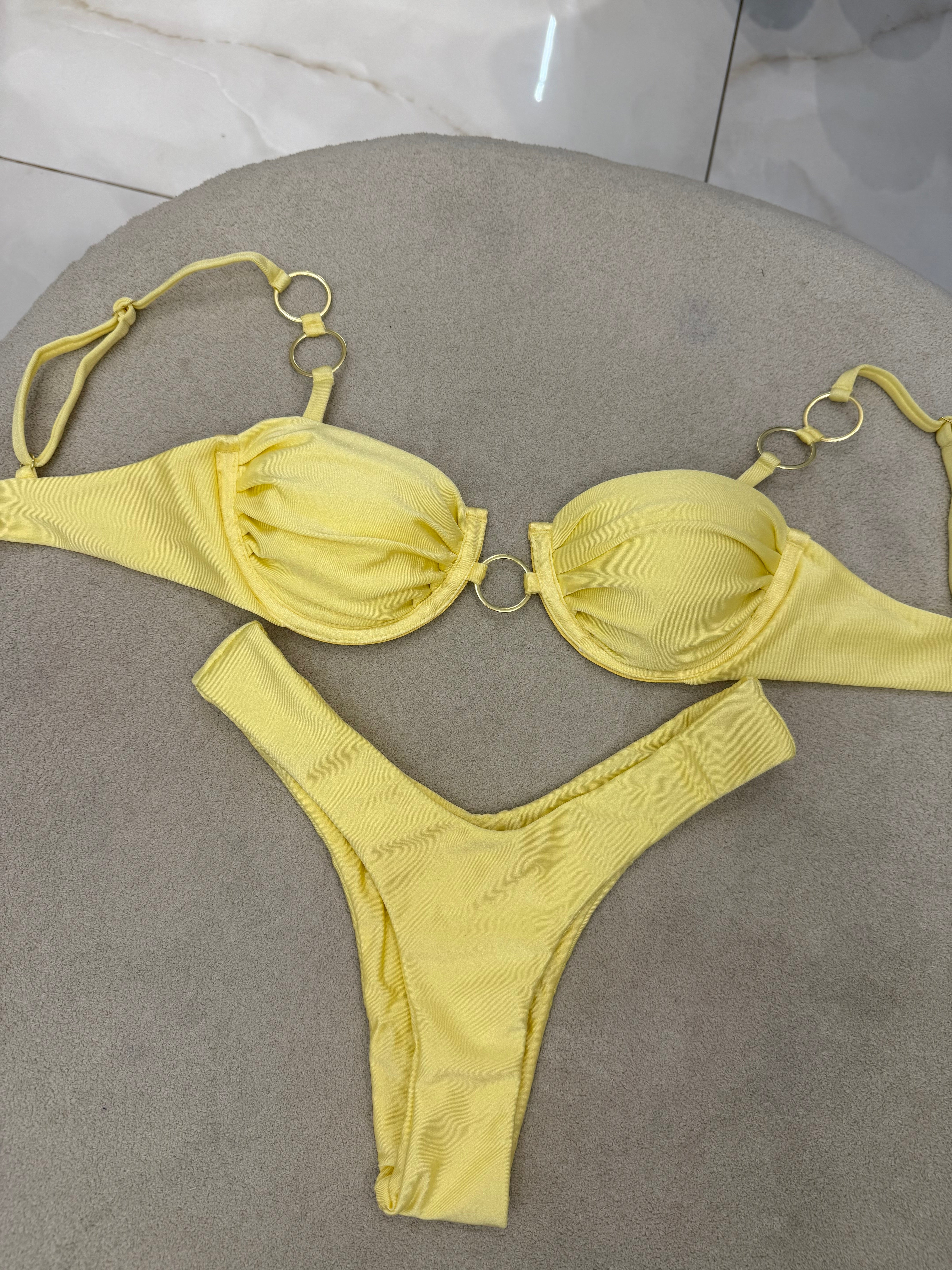 Clara Asa Delta Amarelo